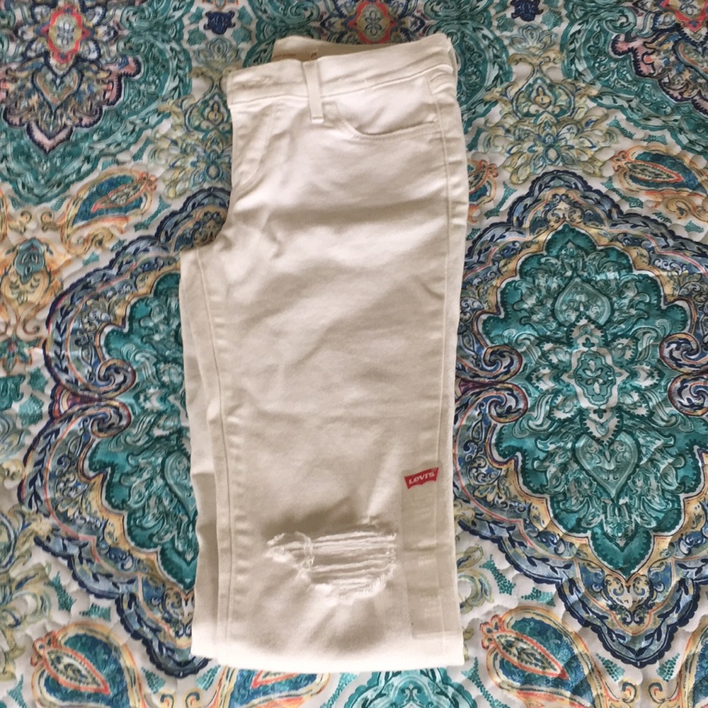⭐️SOLD⭐️White Levi’s Skinny Jeans